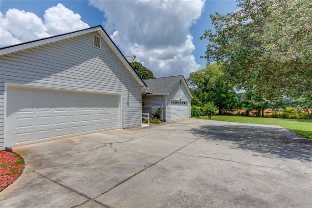 3 bedroom, 2 bathroom, 1,489 sq ft single family residence for sale at 929 Ga Hwy 81, Loganville, GA 30052 — photo 4