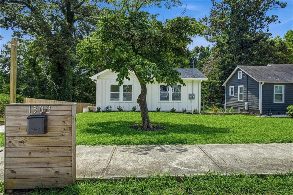 3 bedroom, 3 bathroom, 1,835 sq ft single family residence for sale at 1502 Venetian Drive, SW, Atlanta, GA 30311 — photo 2