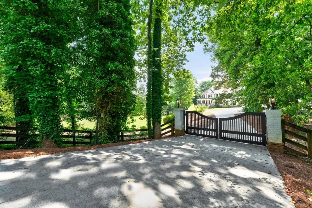 6 bedroom, 8 bathroom, 7,964 sq ft single family residence for sale at 14025 Freemanville Road, Milton, GA 30004 — photo 5