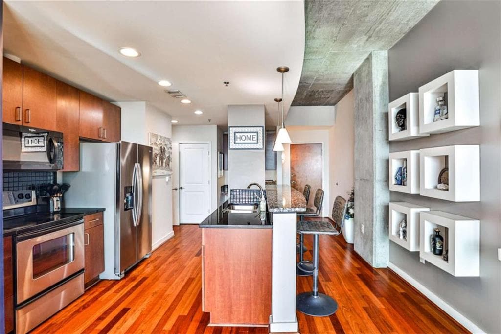 1 bedroom, 1 bathroom, 779 sq ft condominium for sale at 250 Pharr Road 712, Atlanta, GA 30305 — photo 3