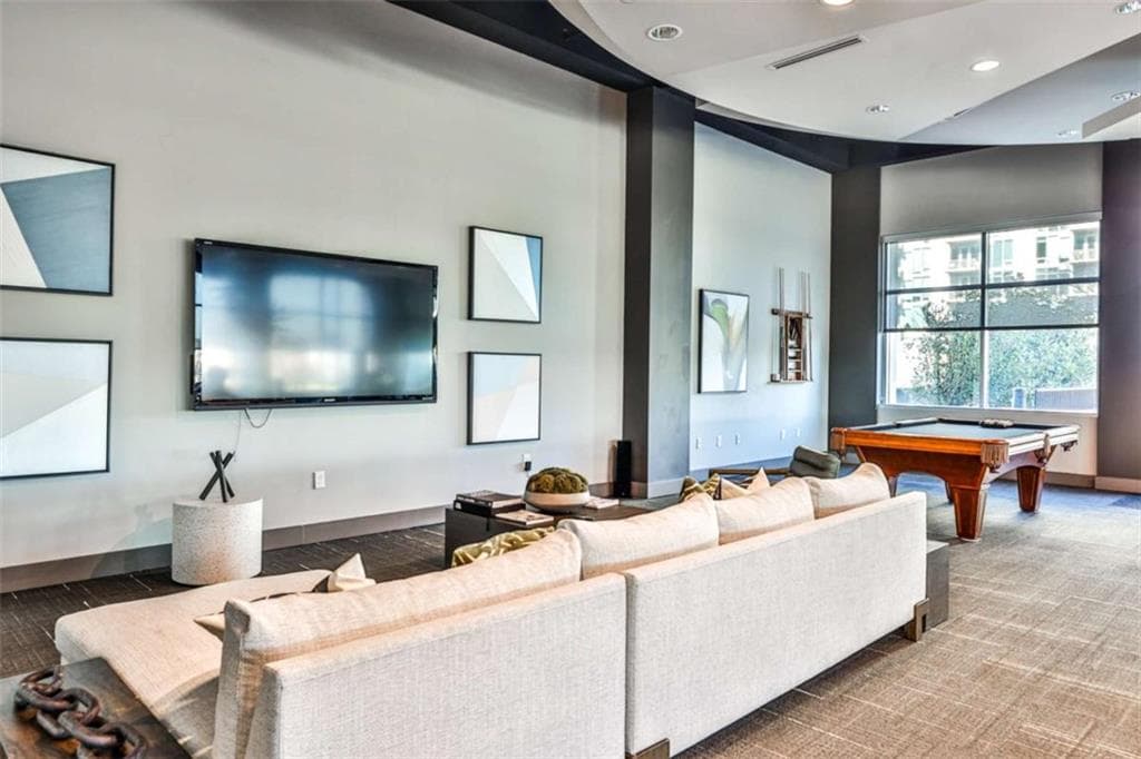 1 bedroom, 1 bathroom, 779 sq ft condominium for sale at 250 Pharr Road 712, Atlanta, GA 30305 — photo 4