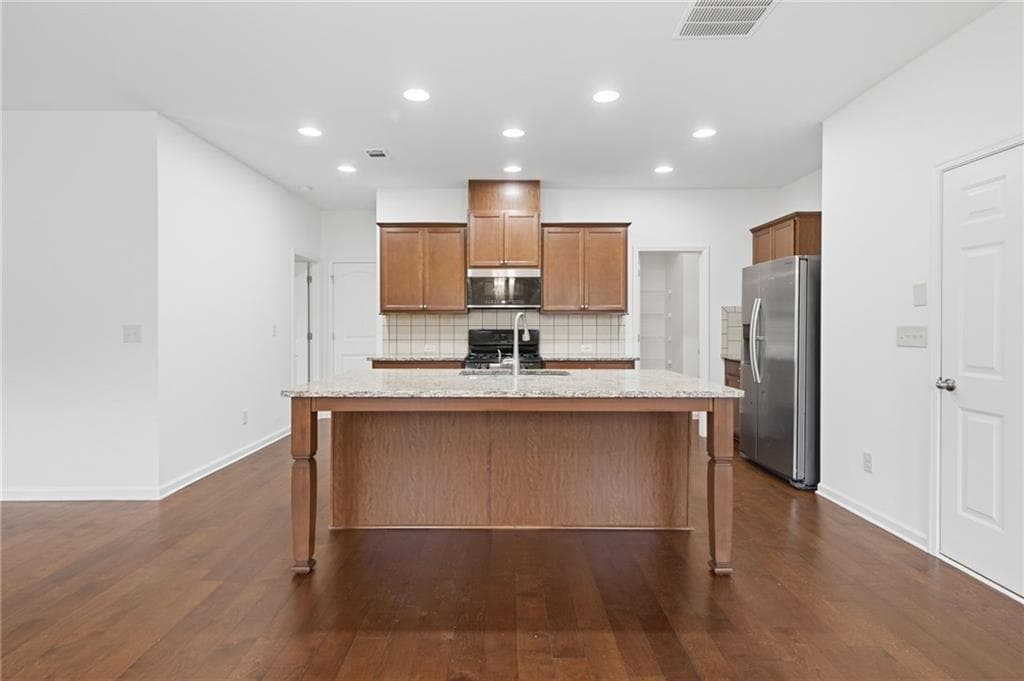 5 bedroom, 3 bathroom, 2,403 sq ft single family residence under contract at 312 Shaw Drive, Acworth, GA 30102 — photo 3