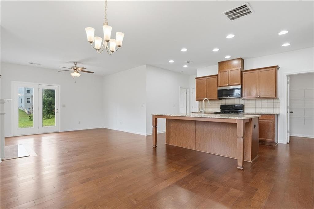 5 bedroom, 3 bathroom, 2,403 sq ft single family residence under contract at 312 Shaw Drive, Acworth, GA 30102 — photo 4