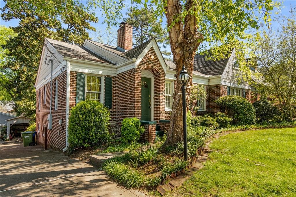 3 bedroom, 2 bathroom, 1,726 sq ft single family residence for rent at 666 Yorkshire Road, Atlanta, GA 30306 for $4,000 a month — photo 2