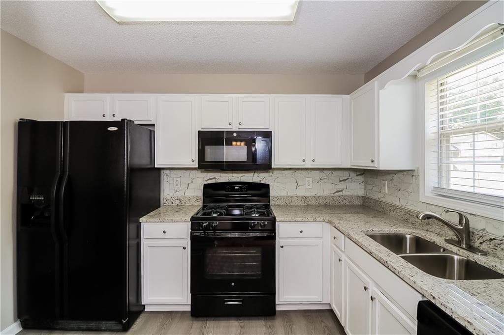 4 bedroom, 3 bathroom, 2,319 sq ft single family residence for rent at 100 Ivy Glen Court, Dallas, GA 30157 for $2,085 a month — photo 2