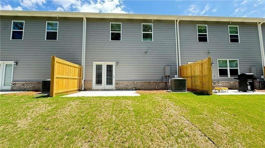 3 bedroom, 3 bathroom, 2,303 sq ft townhouse under contract at 2133 Blue Monarch Drive, Buford, GA 30519 — photo 4