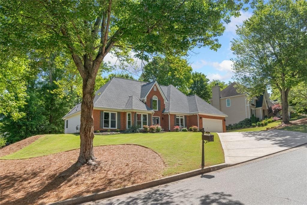 3 bedroom, 2 bathroom, 2,420 sq ft single family residence under contract at 1905 Broadwell Oaks Drive, Alpharetta, GA 30004 — photo 3
