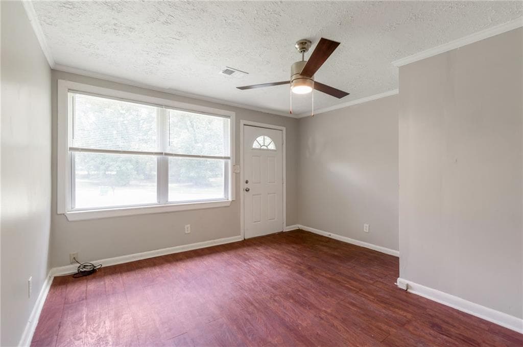 3 bedroom, 2 bathroom, 1,395 sq ft single family residence under contract at 6414 Shadow Rock Drive, Lithonia, GA 30058 — photo 3