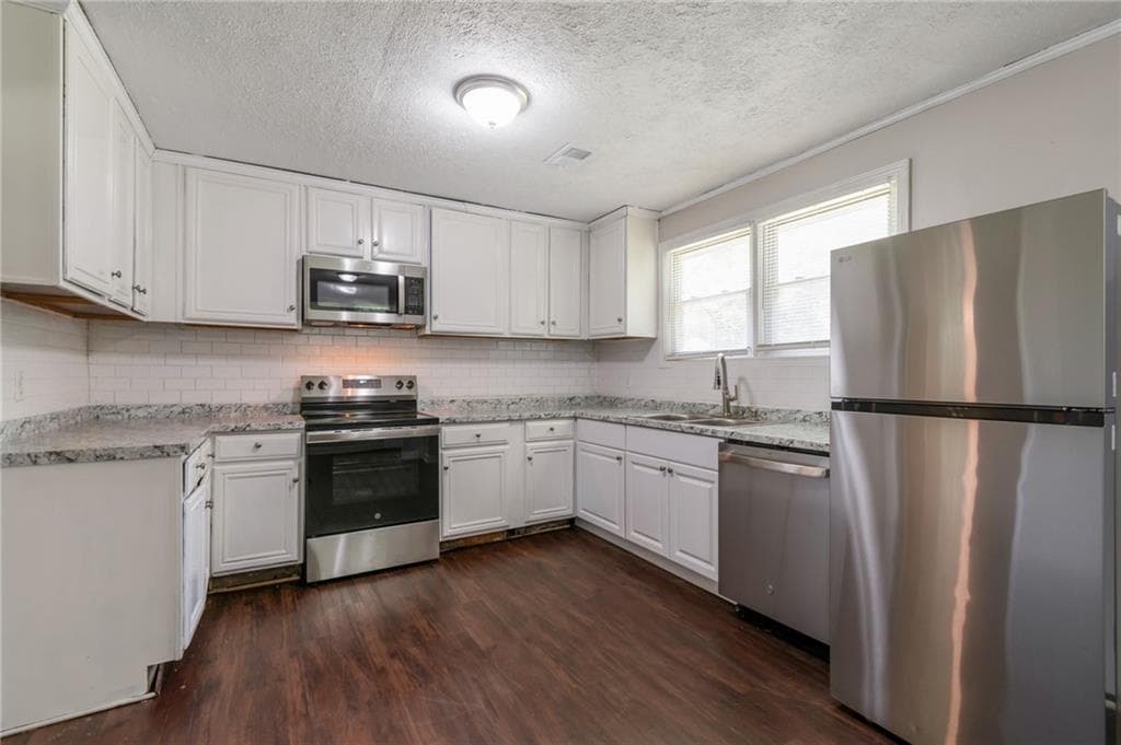 3 bedroom, 2 bathroom, 1,395 sq ft single family residence under contract at 6414 Shadow Rock Drive, Lithonia, GA 30058 — photo 4