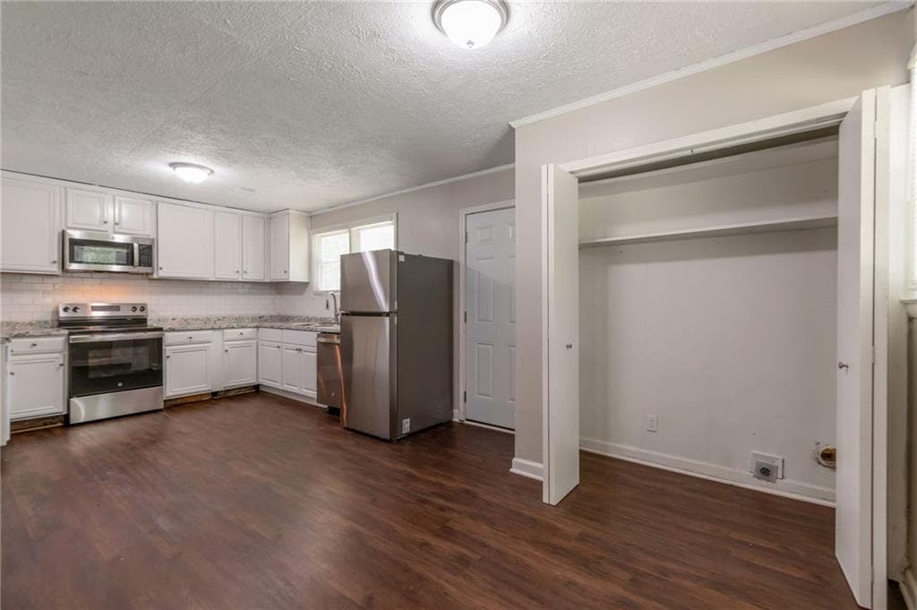 3 bedroom, 2 bathroom, 1,395 sq ft single family residence under contract at 6414 Shadow Rock Drive, Lithonia, GA 30058 — photo 5