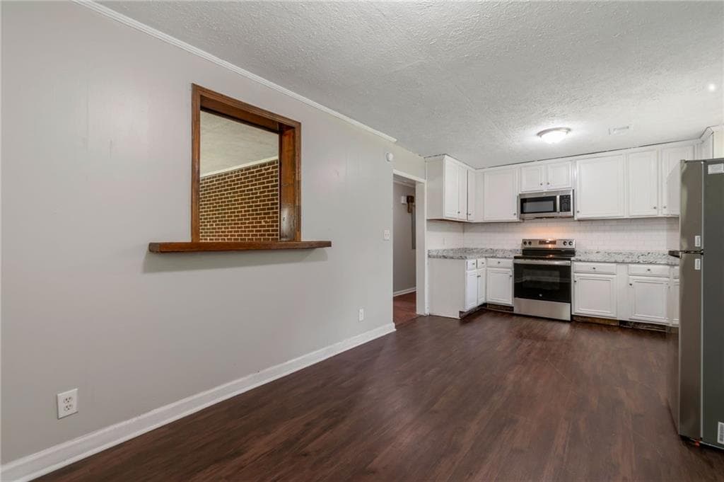 3 bedroom, 2 bathroom, 1,395 sq ft single family residence under contract at 6414 Shadow Rock Drive, Lithonia, GA 30058 — photo 6