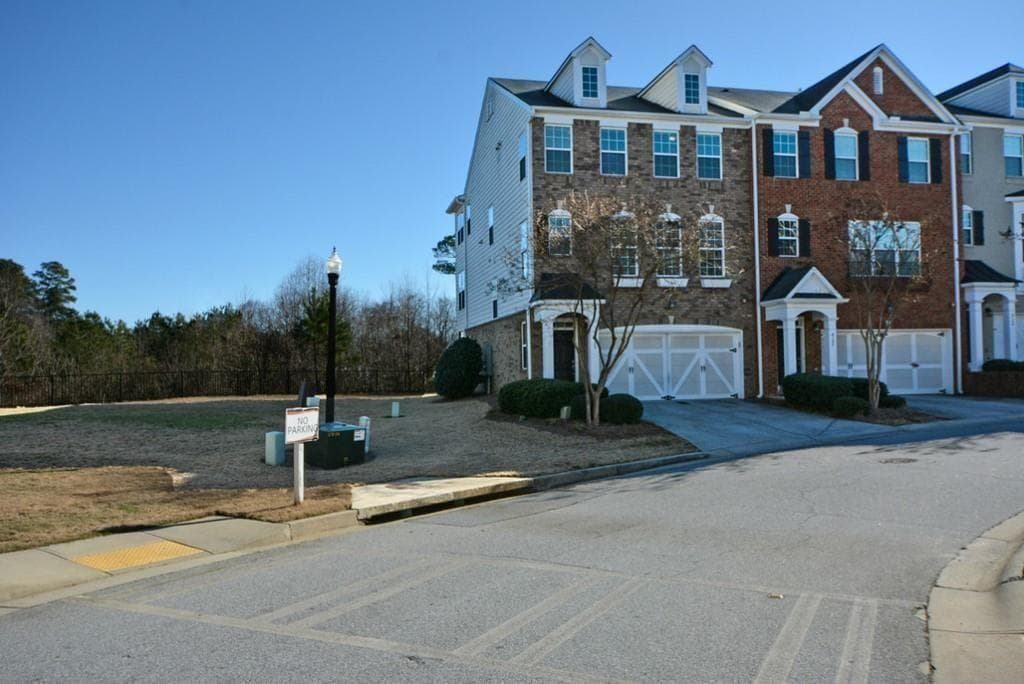 3 bedroom, 4 bathroom, 2,798 sq ft townhouse for rent at 6135 Indian Wood Circle, Mableton, GA 30126 for $2,800 a month — photo 3