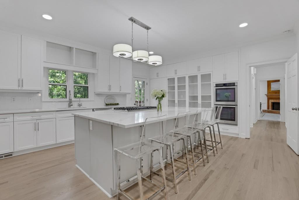 5 bedroom, 5 bathroom, 6,804 sq ft single family residence for sale at 8705 River Bluff Lane, Roswell, GA 30076 — photo 2