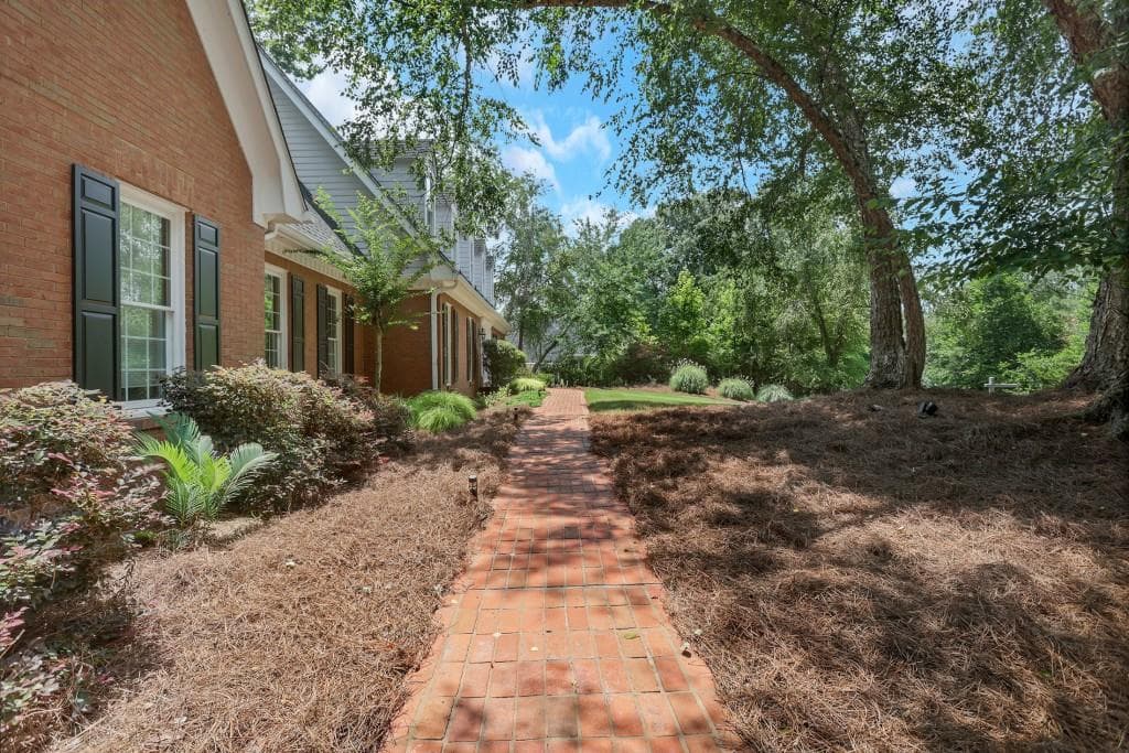 5 bedroom, 5 bathroom, 6,804 sq ft single family residence for sale at 8705 River Bluff Lane, Roswell, GA 30076 — photo 6