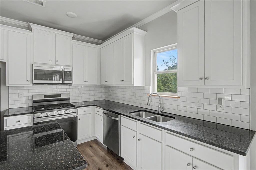 4 bedroom, 3 bathroom, 2,289 sq ft single family residence for sale at 5628 Woodland Greens Road, Douglasville, GA 30135 — photo 7