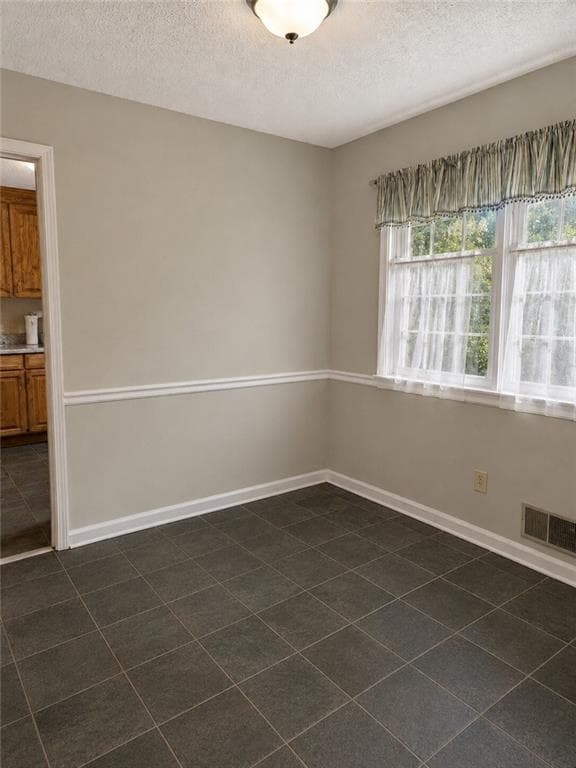 3 bedroom, 2 bathroom, 1,552 sq ft single family residence under contract at 897 Hearthstone Drive, Stone Mountain, GA 30083 — photo 6
