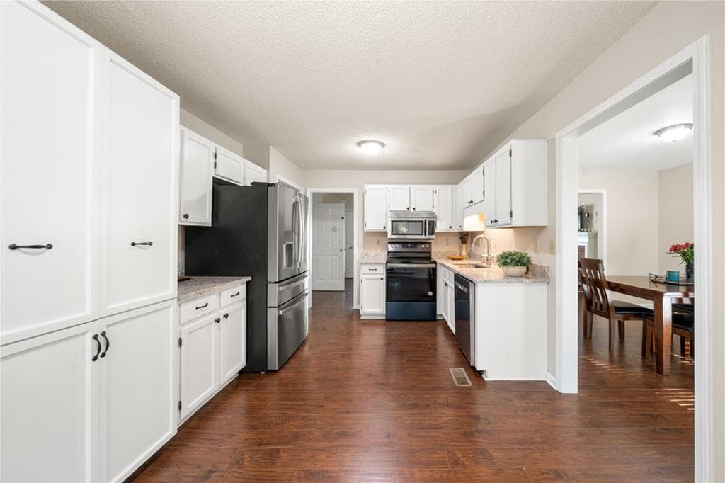 3 bedroom, 3 bathroom, 2,124 sq ft single family residence under contract at 3513 Robin Lane, Acworth, GA 30101 — photo 8