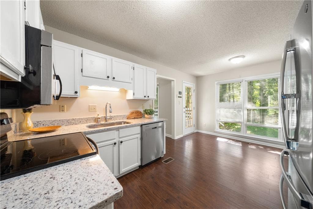 3 bedroom, 3 bathroom, 2,124 sq ft single family residence under contract at 3513 Robin Lane, Acworth, GA 30101 — photo 6