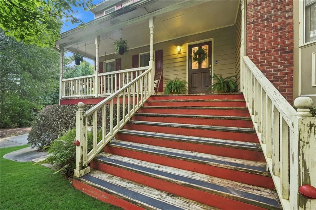 3 bedroom, 3 bathroom, 2,094 sq ft single family residence under contract at 302 Crabapple Court, Powder Springs, GA 30127 — photo 3