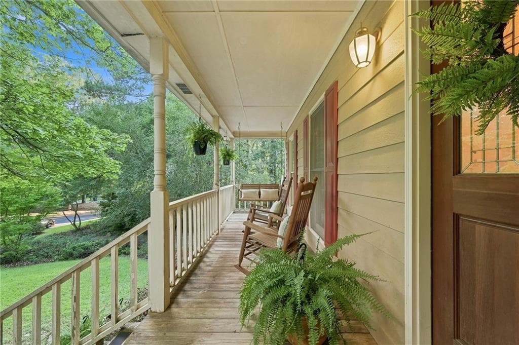3 bedroom, 3 bathroom, 2,094 sq ft single family residence under contract at 302 Crabapple Court, Powder Springs, GA 30127 — photo 4