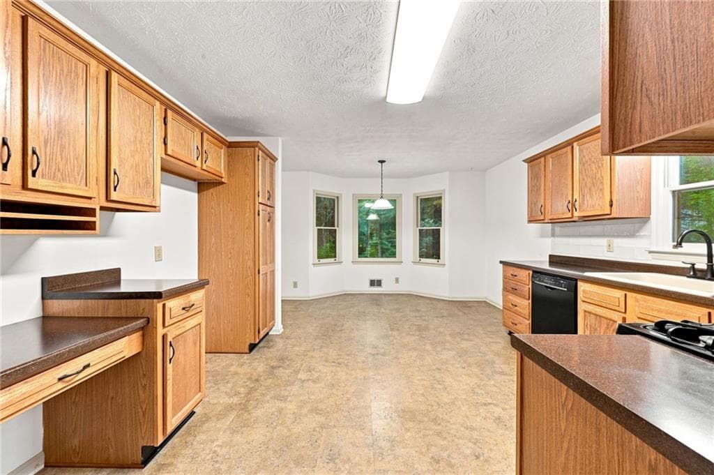 3 bedroom, 3 bathroom, 2,094 sq ft single family residence under contract at 302 Crabapple Court, Powder Springs, GA 30127 — photo 7