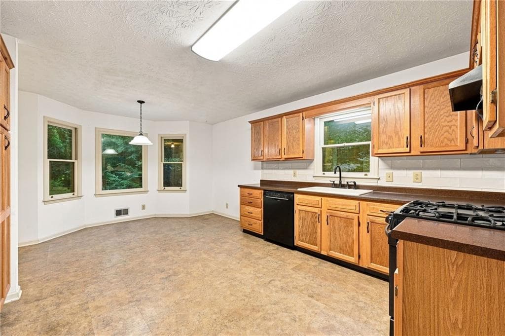 3 bedroom, 3 bathroom, 2,094 sq ft single family residence under contract at 302 Crabapple Court, Powder Springs, GA 30127 — photo 8