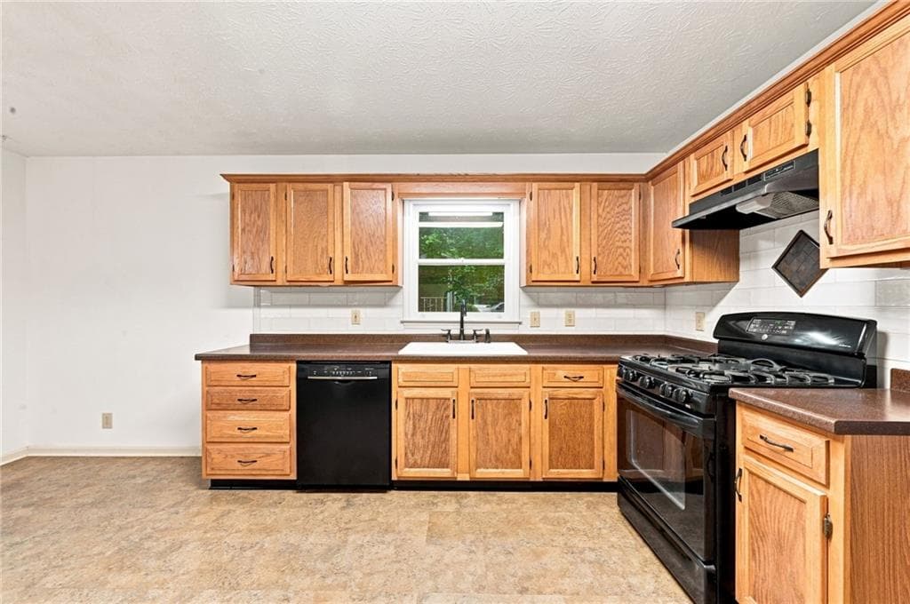 3 bedroom, 3 bathroom, 2,094 sq ft single family residence under contract at 302 Crabapple Court, Powder Springs, GA 30127 — photo 9