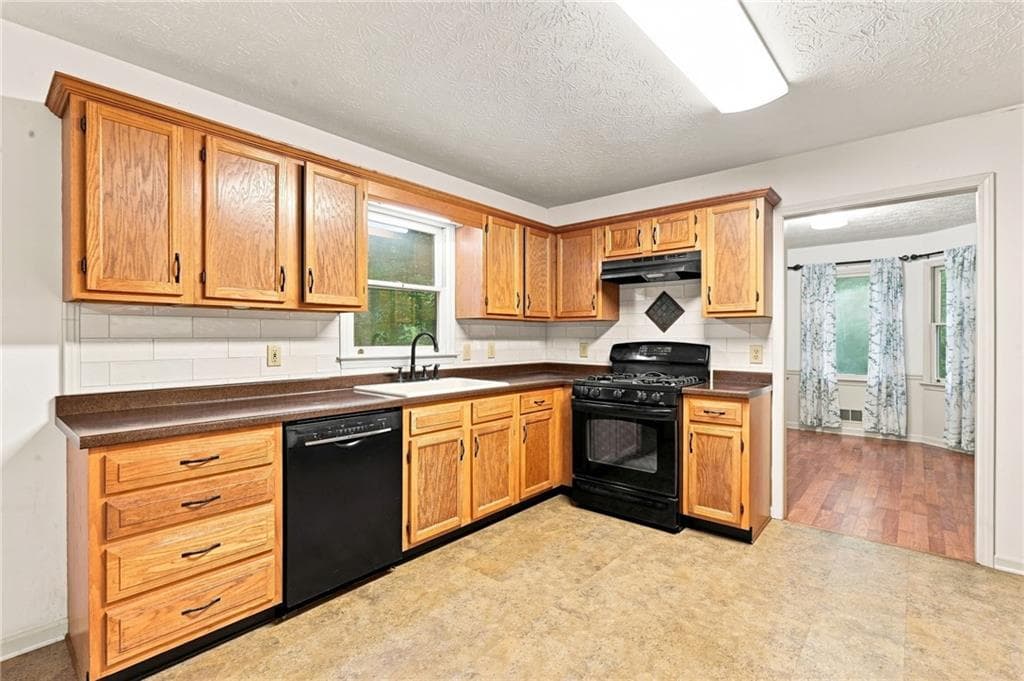 3 bedroom, 3 bathroom, 2,094 sq ft single family residence under contract at 302 Crabapple Court, Powder Springs, GA 30127 — photo 10