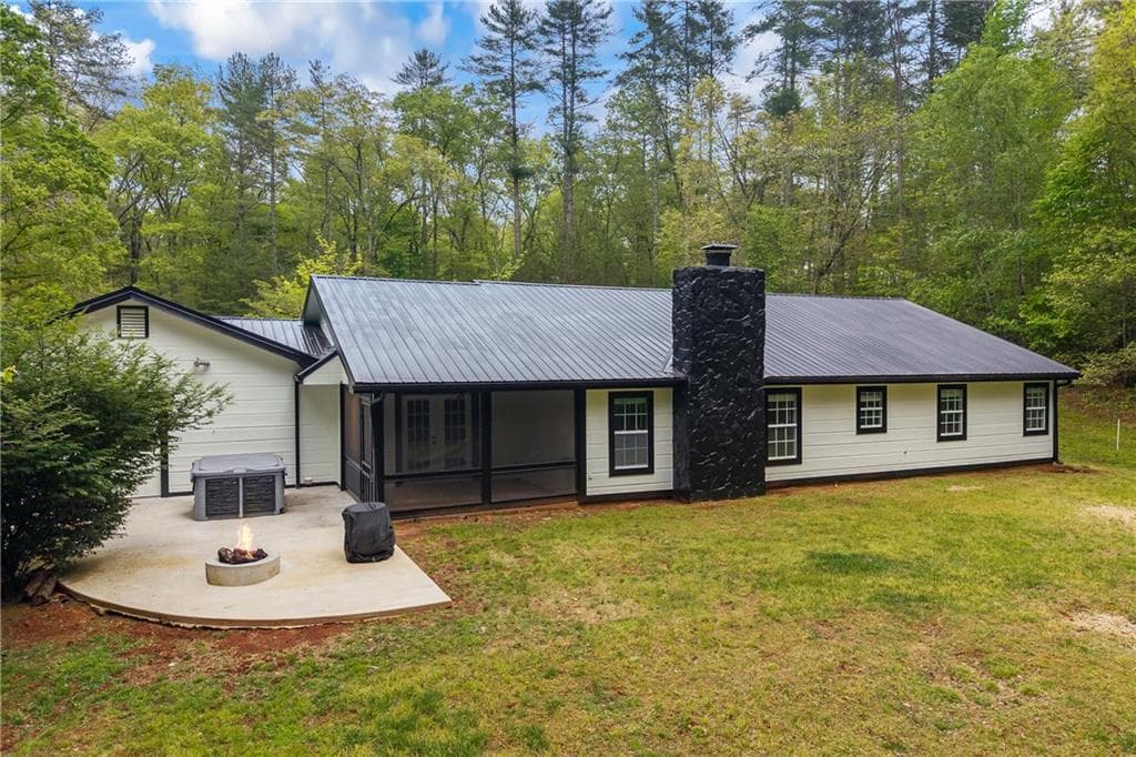 4 bedroom, 2 bathroom, 2,452 sq ft single family residence for sale at 435 Dogwood Way, Blue Ridge, GA 30513 — photo 3