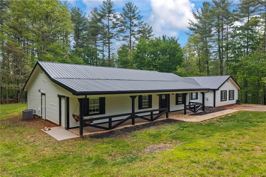 4 bedroom, 2 bathroom, 2,452 sq ft single family residence for sale at 435 Dogwood Way, Blue Ridge, GA 30513 — photo 2