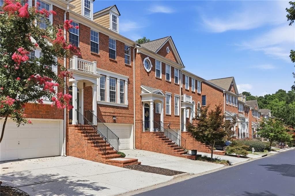 4 bedroom, 4 bathroom, 2,208 sq ft townhouse under contract at 2475 Bridlewood Drive, Atlanta, GA 30339 — photo 2