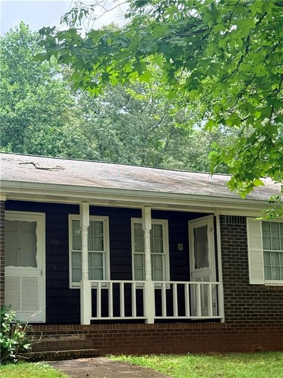 3 bedroom, 2 bathroom, 1,704 sq ft single family residence under contract at 3827 Sherwood Drive, Douglasville, GA 30135 — photo 2