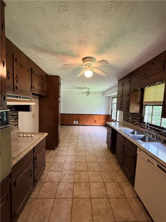 3 bedroom, 2 bathroom, 1,704 sq ft single family residence under contract at 3827 Sherwood Drive, Douglasville, GA 30135 — photo 3