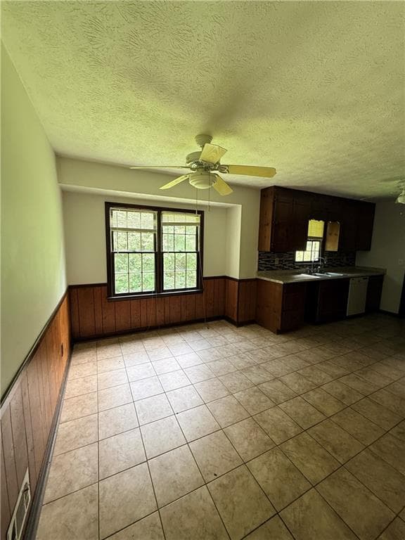 3 bedroom, 2 bathroom, 1,704 sq ft single family residence under contract at 3827 Sherwood Drive, Douglasville, GA 30135 — photo 5