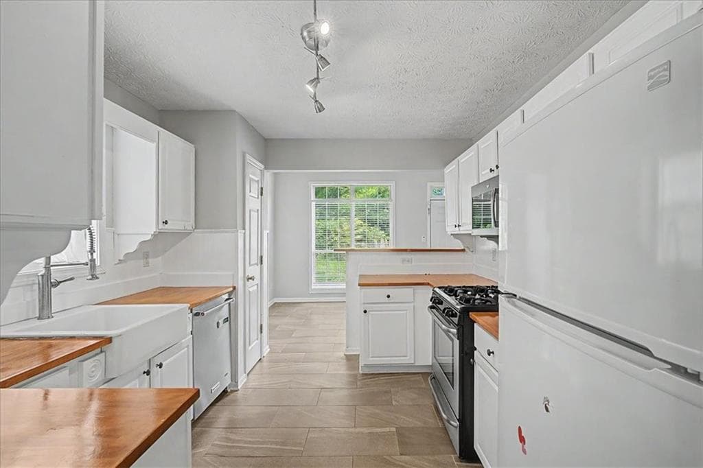 4 bedroom, 3 bathroom single family residence for rent at 665 Peachtree Trails Drive, Suwanee, GA 30024 for $2,400 a month — photo 9
