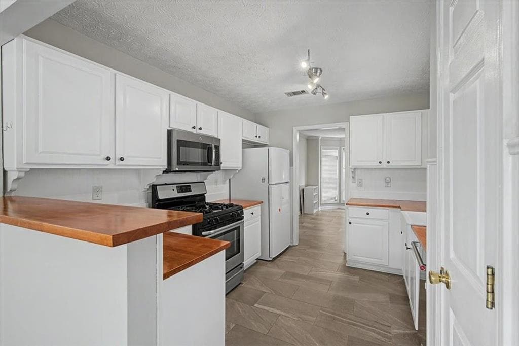 4 bedroom, 3 bathroom single family residence for rent at 665 Peachtree Trails Drive, Suwanee, GA 30024 for $2,400 a month — photo 10