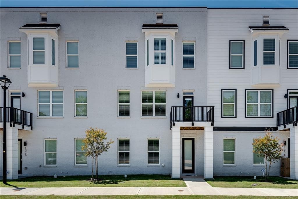 3 bedroom, 4 bathroom, 2,595 sq ft townhouse for rent at 1072 Brookglynn Trace, Decatur, GA 30032 for $2,950 a month — photo 1 of 29