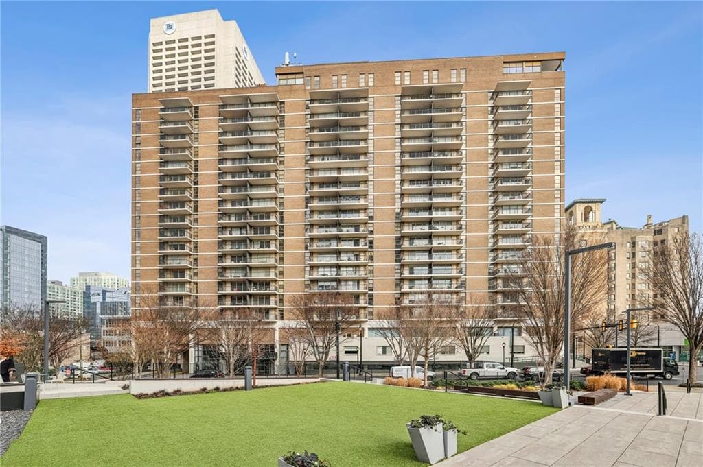 2 bedroom, 1 bathroom, 992 sq ft condominium for sale at 620 Peachtree Street 706, Atlanta, GA 30308 — photo 2