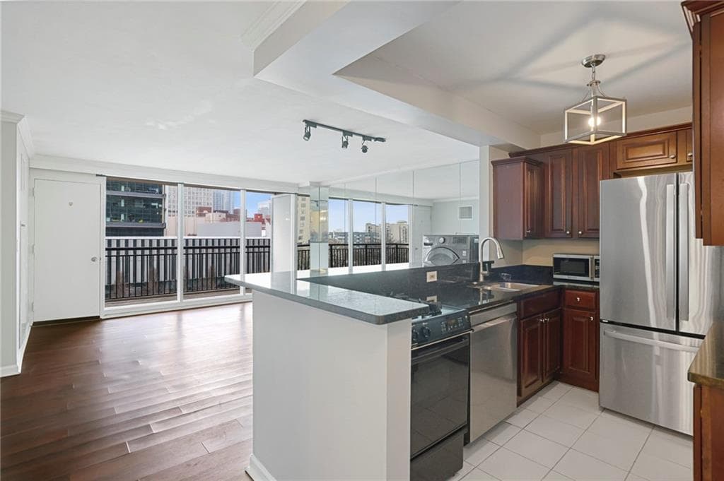 2 bedroom, 1 bathroom, 992 sq ft condominium for sale at 620 Peachtree Street 706, Atlanta, GA 30308 — photo 8
