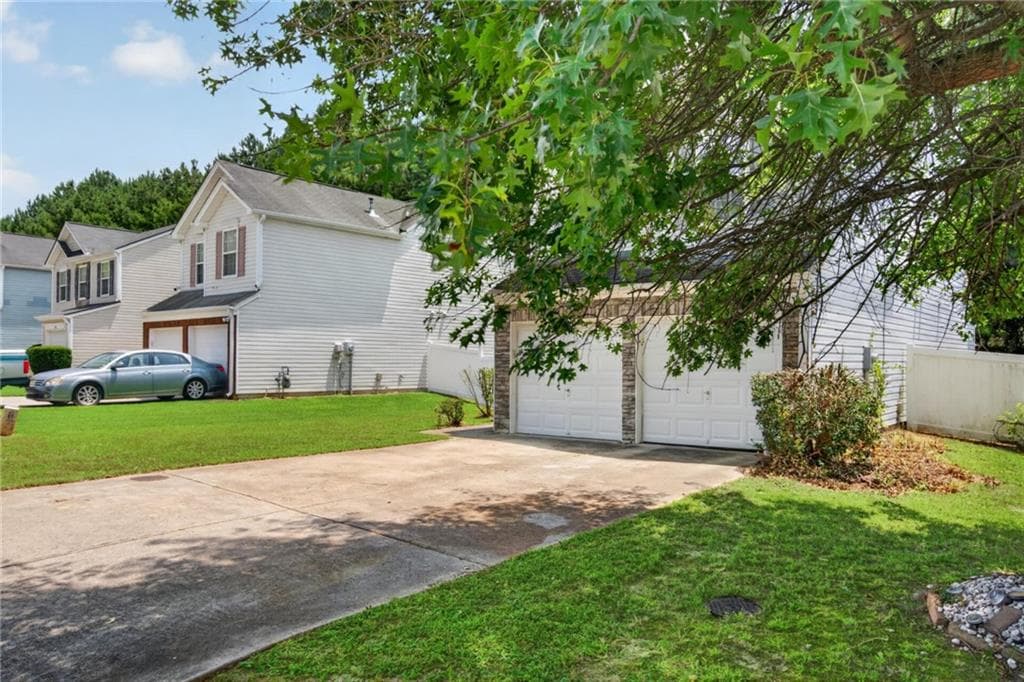 3 bedroom, 3 bathroom, 2,128 sq ft single family residence for sale at 3480 Carriage Chase Road, Atlanta, GA 30349 — photo 3