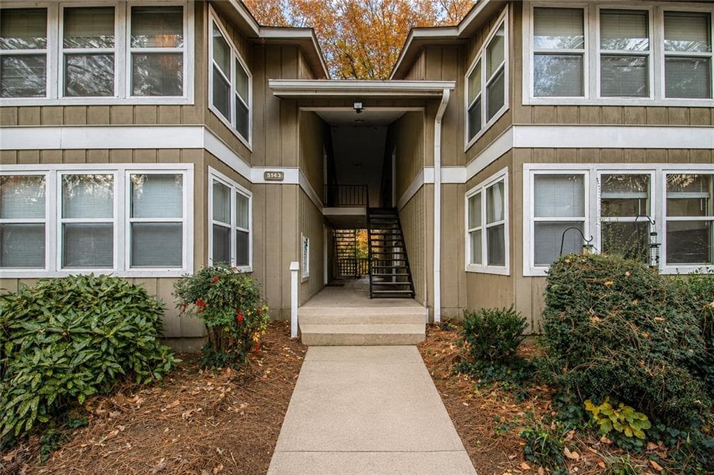2 bedroom, 1 bathroom, 1,051 sq ft condominium for sale at 5143 Roswell Road 8, Sandy Springs, GA 30342 — photo 1 of 28
