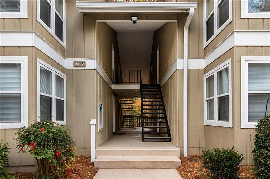 2 bedroom, 1 bathroom, 1,051 sq ft condominium for sale at 5143 Roswell Road 8, Sandy Springs, GA 30342 — photo 2