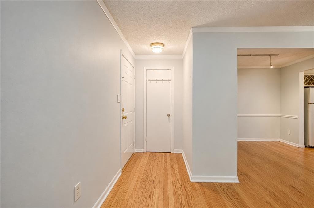 2 bedroom, 1 bathroom, 1,051 sq ft condominium for sale at 5143 Roswell Road 8, Sandy Springs, GA 30342 — photo 4