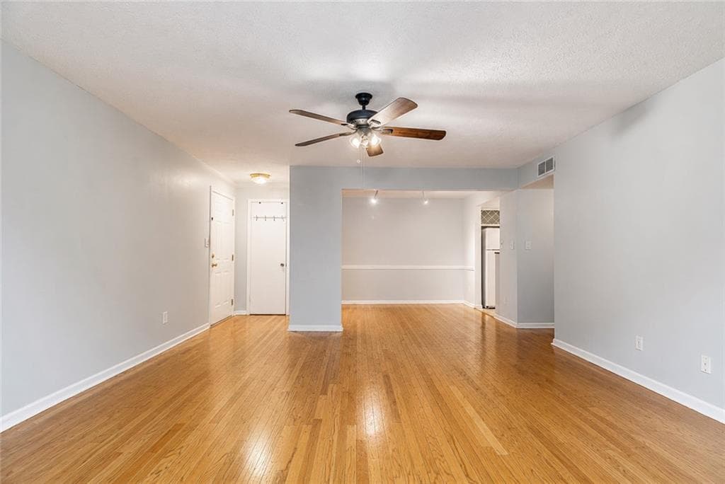 2 bedroom, 1 bathroom, 1,051 sq ft condominium for sale at 5143 Roswell Road 8, Sandy Springs, GA 30342 — photo 6