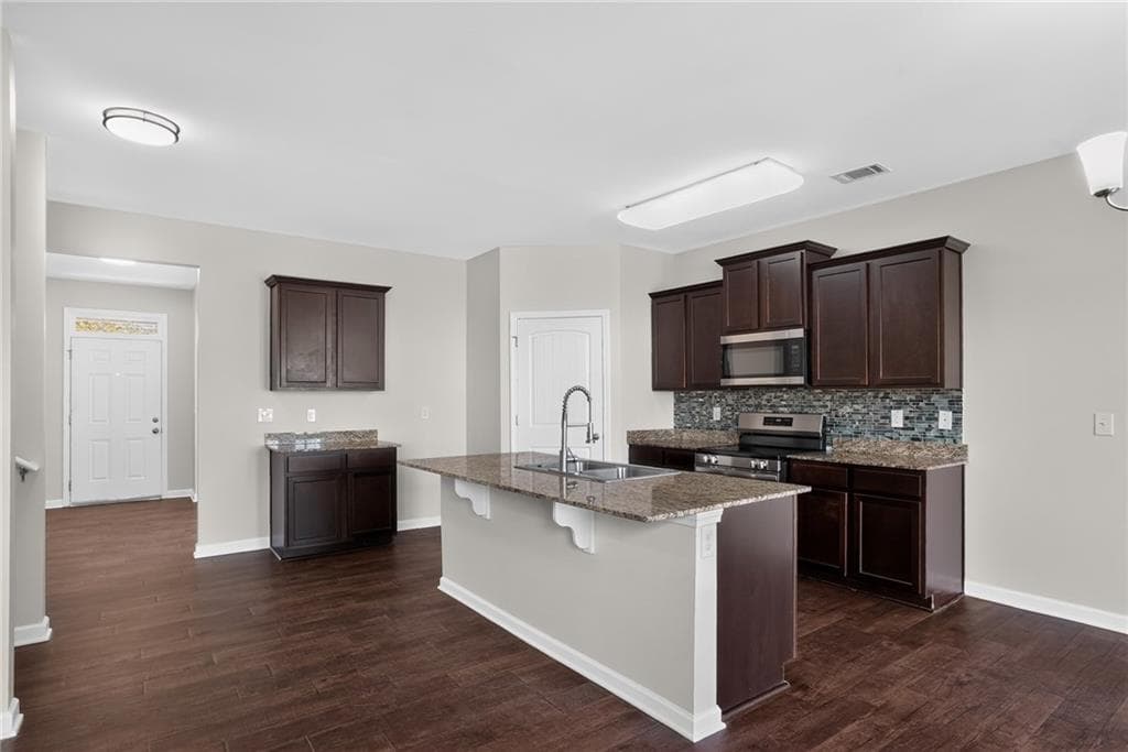 5 bedroom, 3 bathroom, 3,044 sq ft single family residence under contract at 1961 Osprey Drive, Hampton, GA 30228 — photo 7