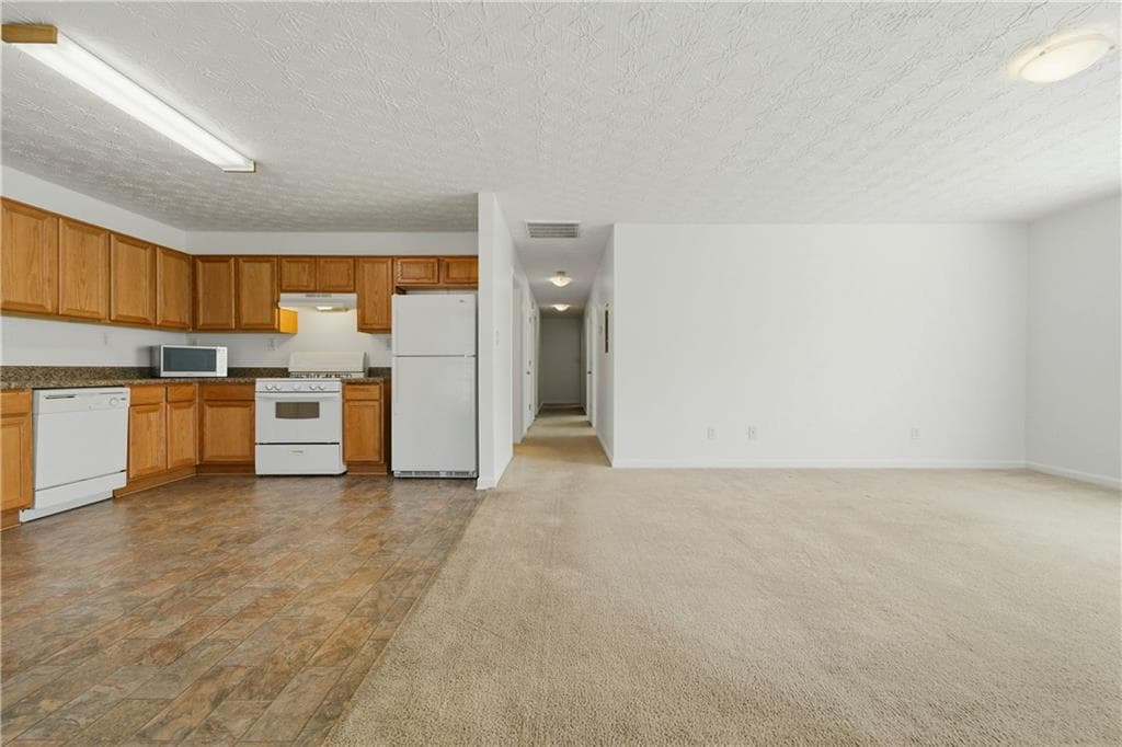 3 bedroom, 2 bathroom, 1,343 sq ft single family residence for sale at 6955 Satterlee Woods Lane, Austell, GA 30168 — photo 3