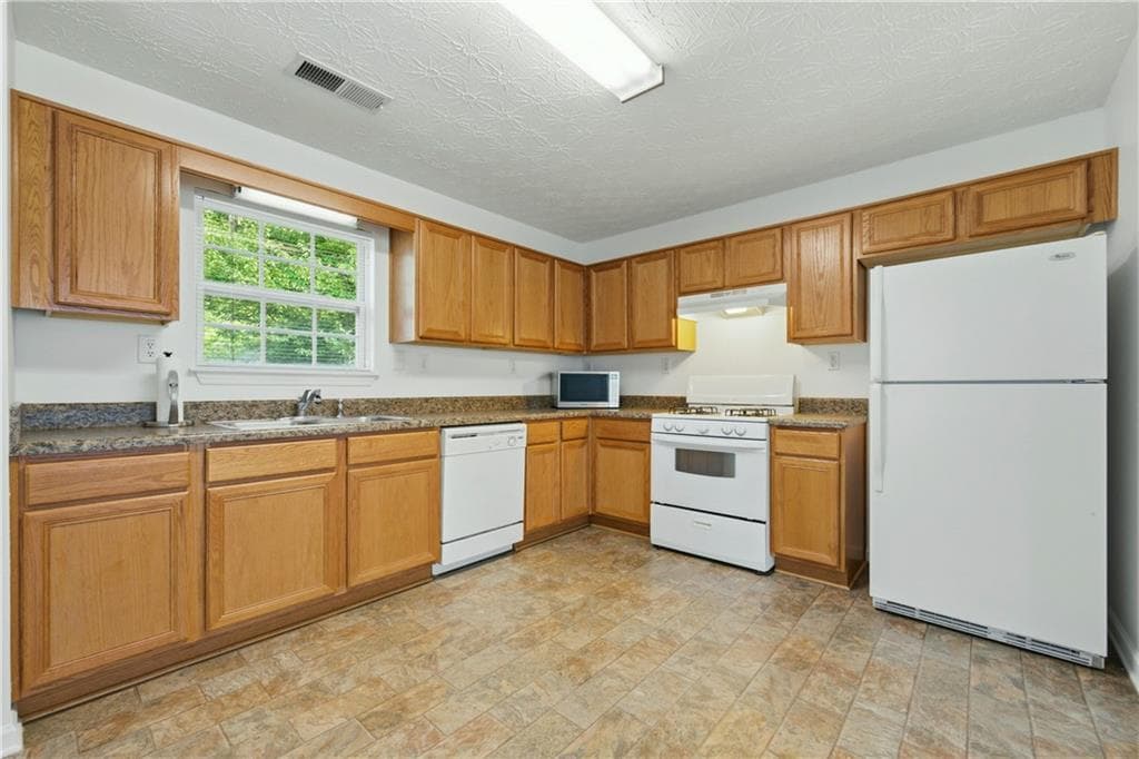 3 bedroom, 2 bathroom, 1,343 sq ft single family residence for sale at 6955 Satterlee Woods Lane, Austell, GA 30168 — photo 7