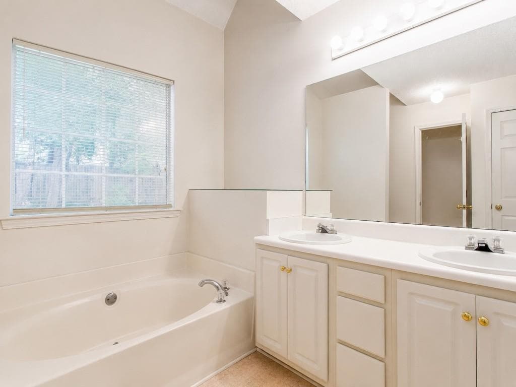 4 bedroom, 3 bathroom, 1,863 sq ft single family residence under contract at 3080 Autumn Woods Court, Douglasville, GA 30135 — photo 2
