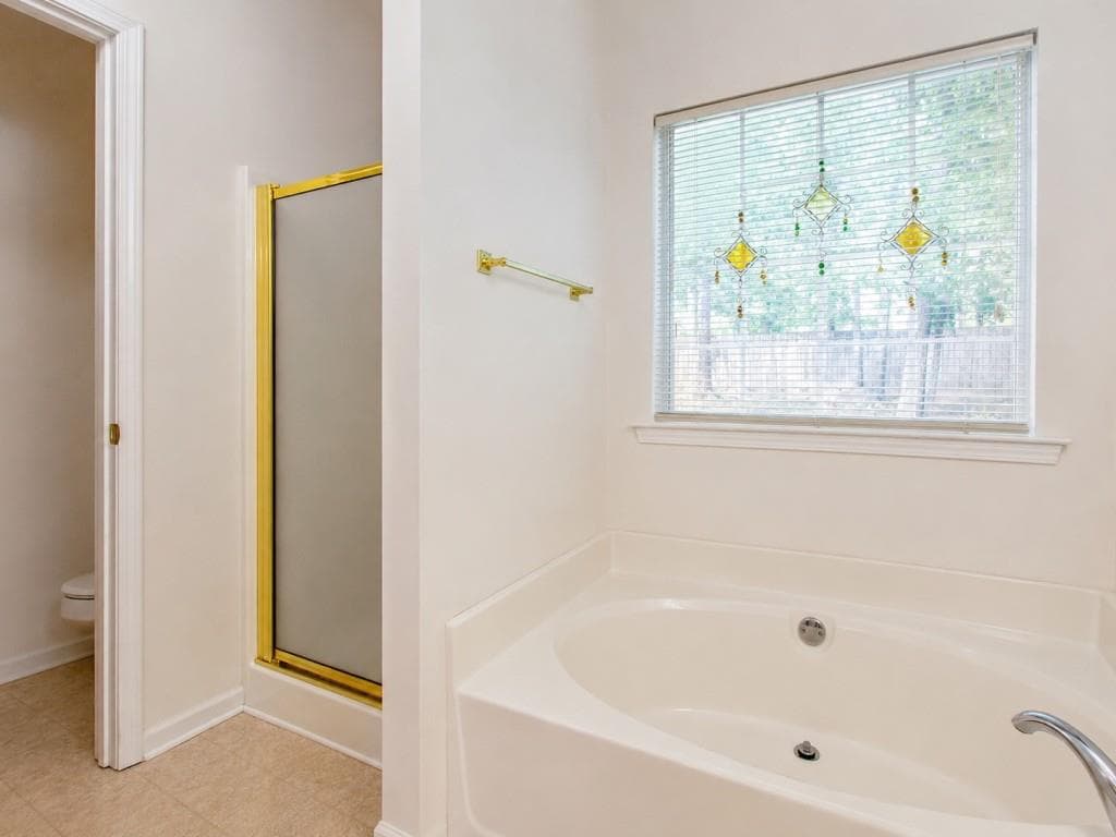 4 bedroom, 3 bathroom, 1,863 sq ft single family residence under contract at 3080 Autumn Woods Court, Douglasville, GA 30135 — photo 3
