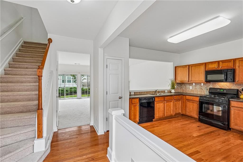 3 bedroom, 3 bathroom, 1,410 sq ft townhouse under contract at 945 Prestwyck Court, Alpharetta, GA 30004 — photo 2